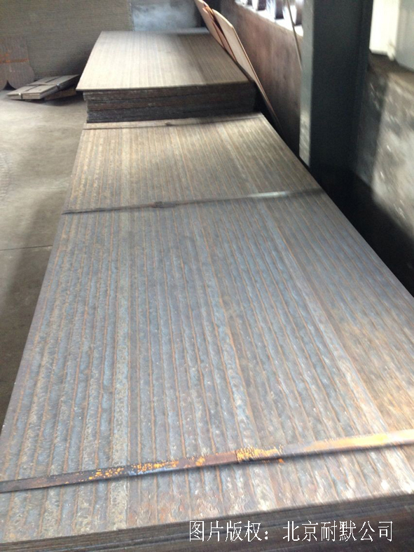 整張耐磨復合鋼板的尺寸是1.4m*3m 整張耐磨復合鋼板的尺寸是1.4m*3m